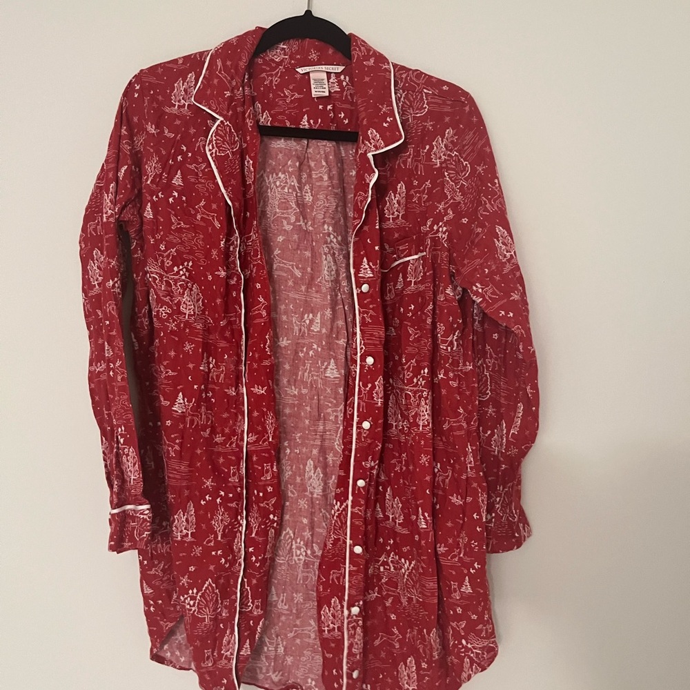 ✨LAST CHANCE✨ Victoria’s Secret Holiday Print Red Button Up Sleep Shirt